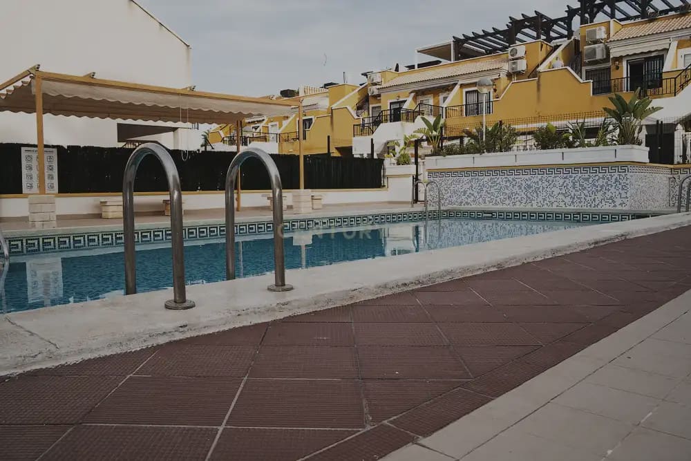 2 soveværelse Bungalow til leje i Elche / Elx med swimmingpool - € 1.200 (Ref: 9889314)