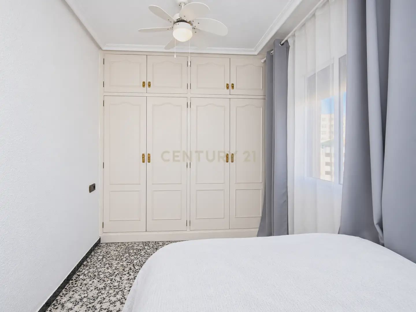 2 bedroom Flat for sale in Alicante / Alacant city with garage - € 179,000 (Ref: 9958569)