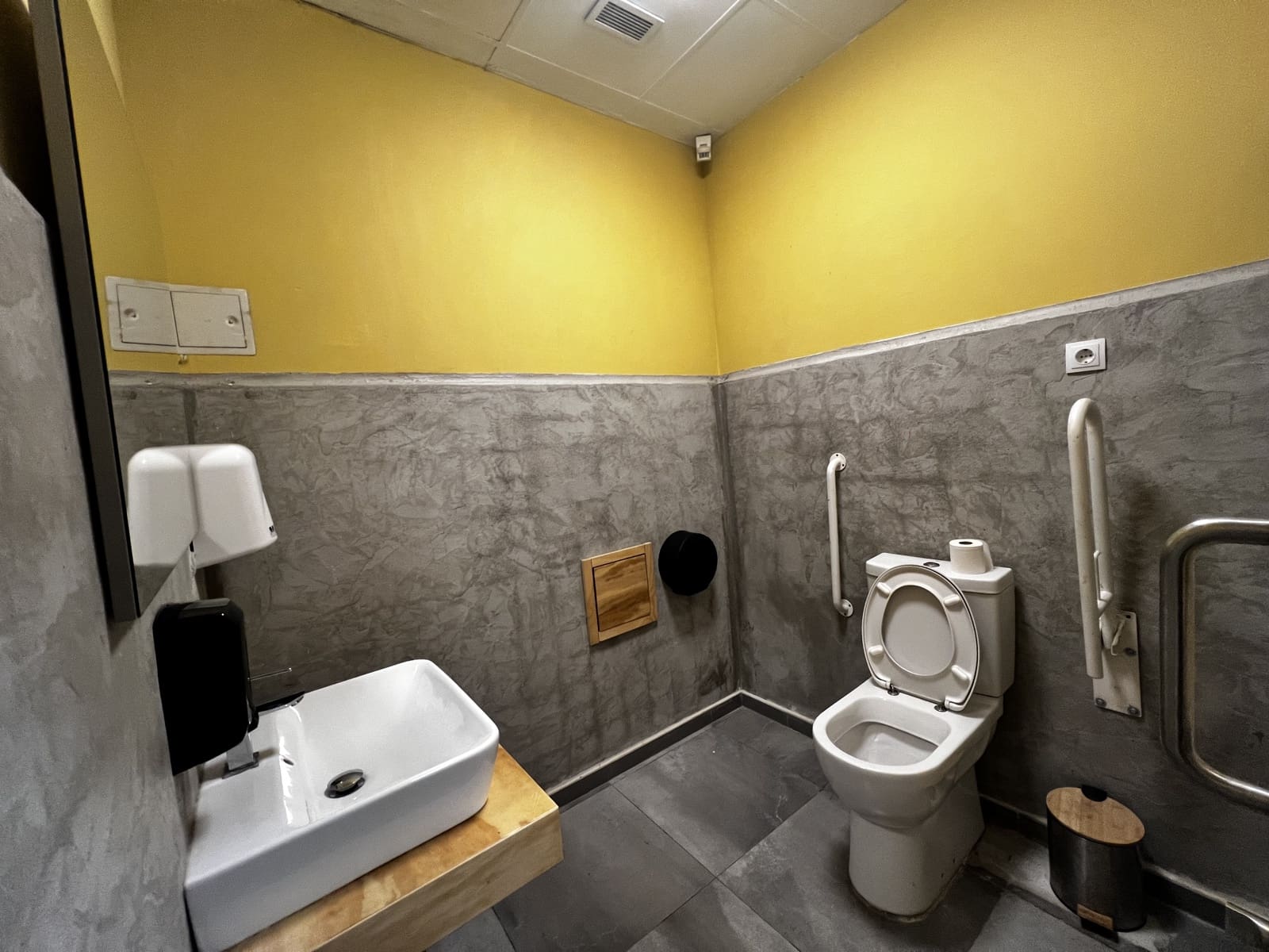 Restaurant/bar te huur in Ibiza dorp - € 2.850 (Ref: 9306402)