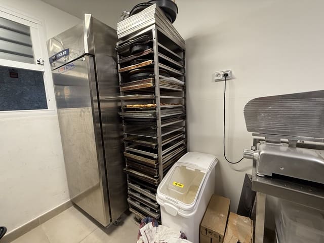 Kaupallinen vuokrattavana paikassa Ibiza kaupunki - 900 € (Ref: 9488499)