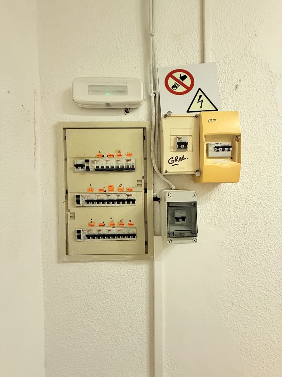 Commercial for rent in Cala d'en Bou - € 3,000 (Ref: 9591700)