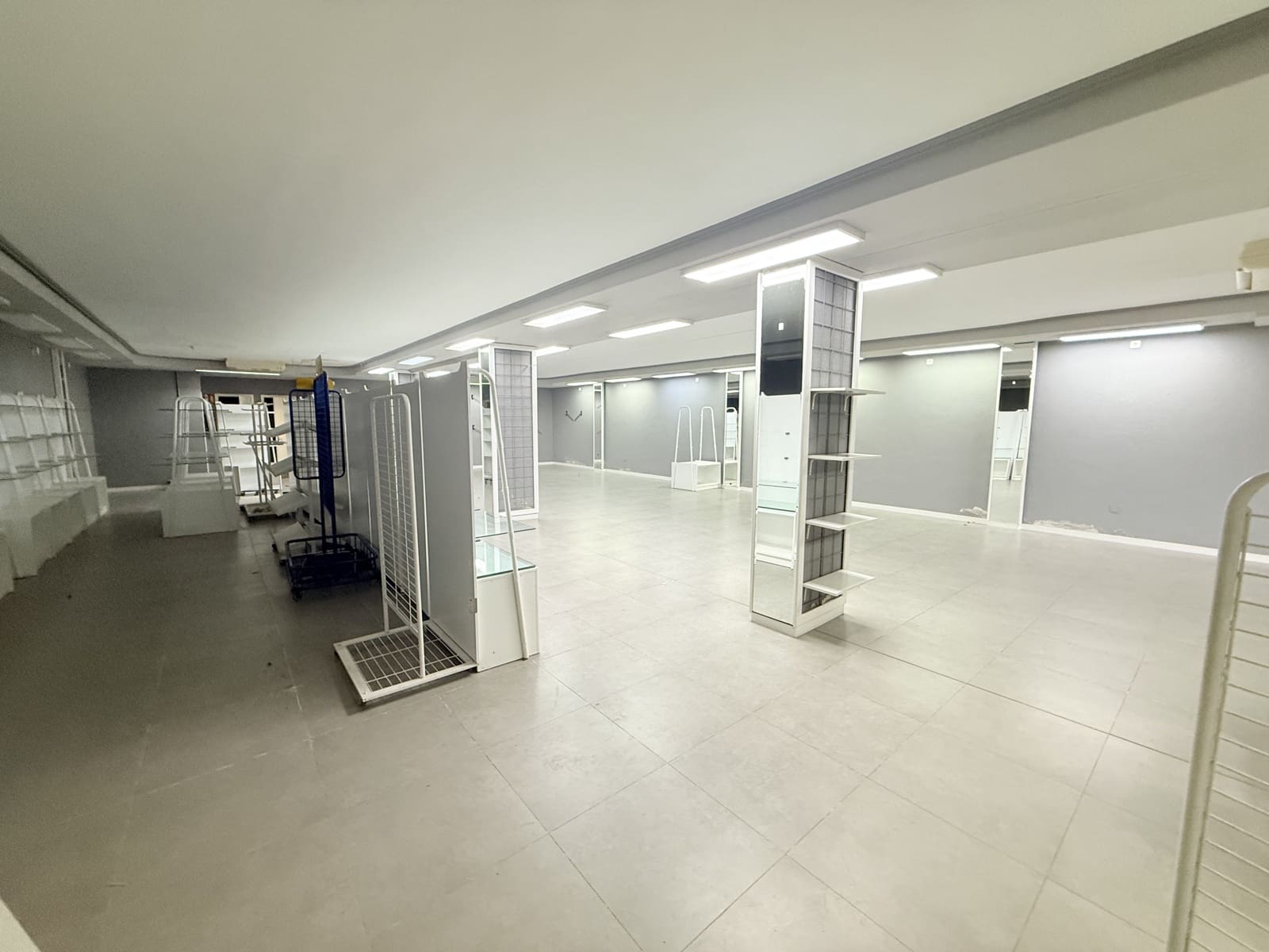 Commercial for rent in Cala d'en Bou - € 3,000 (Ref: 9591700)