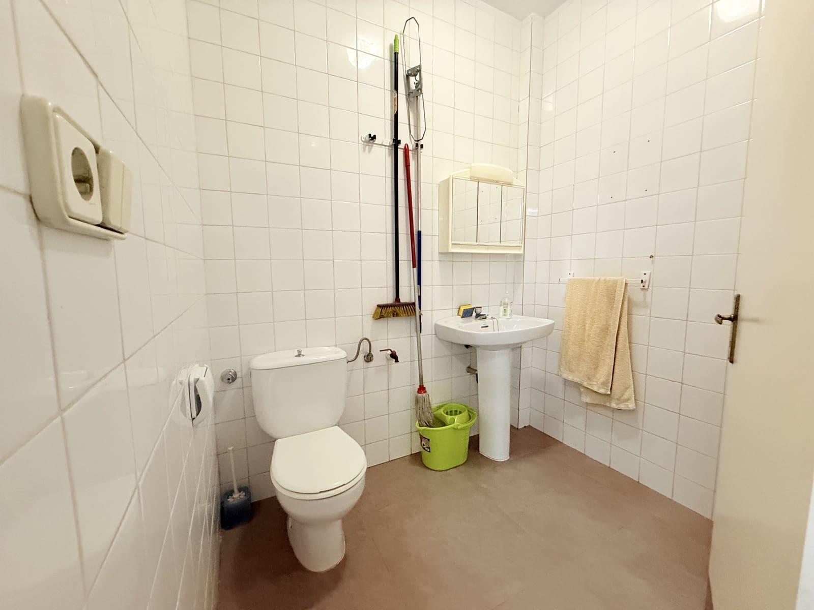 Commercial for rent in Cala d'en Bou - € 3,000 (Ref: 9591700)