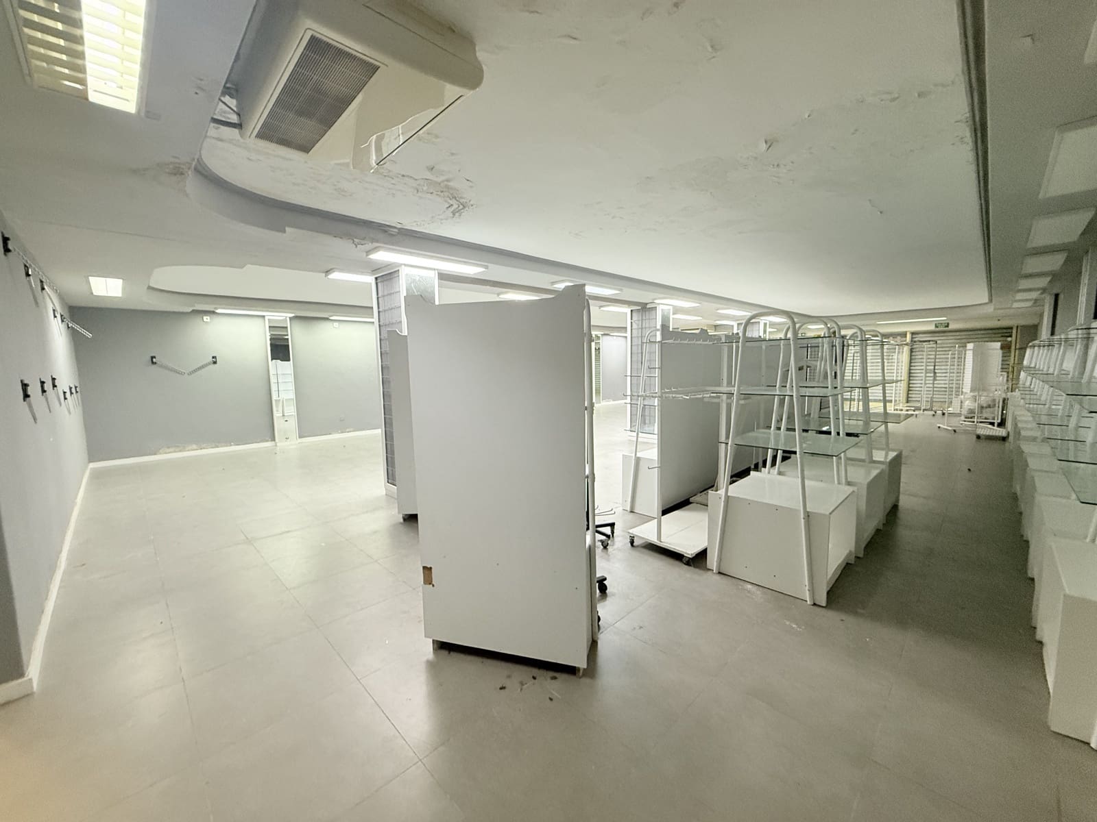 Commercial for rent in Cala d'en Bou - € 3,000 (Ref: 9591700)