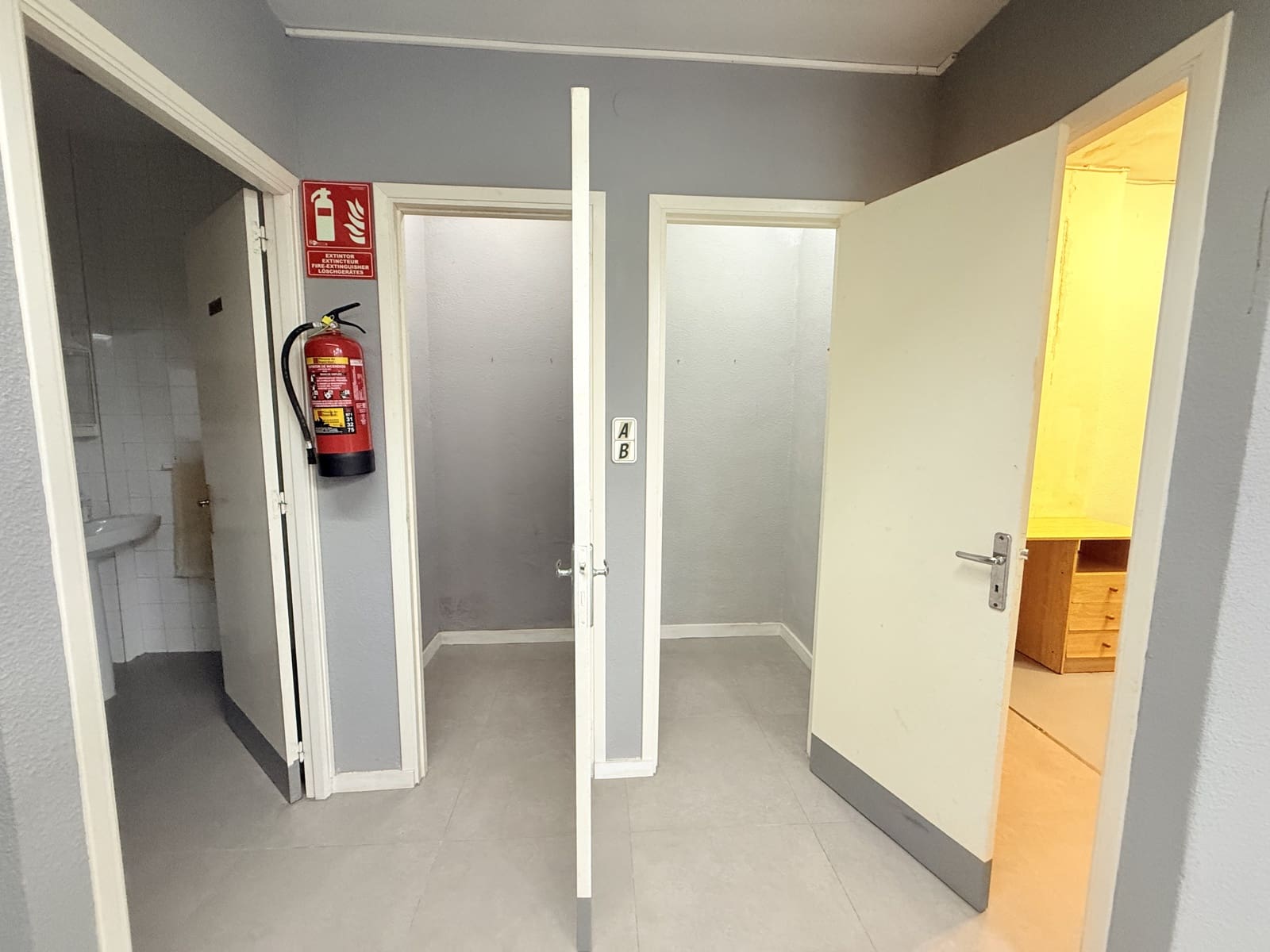 Commercial for rent in Cala d'en Bou - € 3,000 (Ref: 9591700)