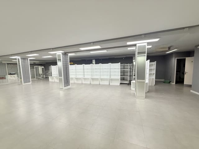 Comercial para arrendar em Cala d'en Bou, San Jose / Sant Josep de Sa Talaia - 3 000 € (Ref: 9591700)