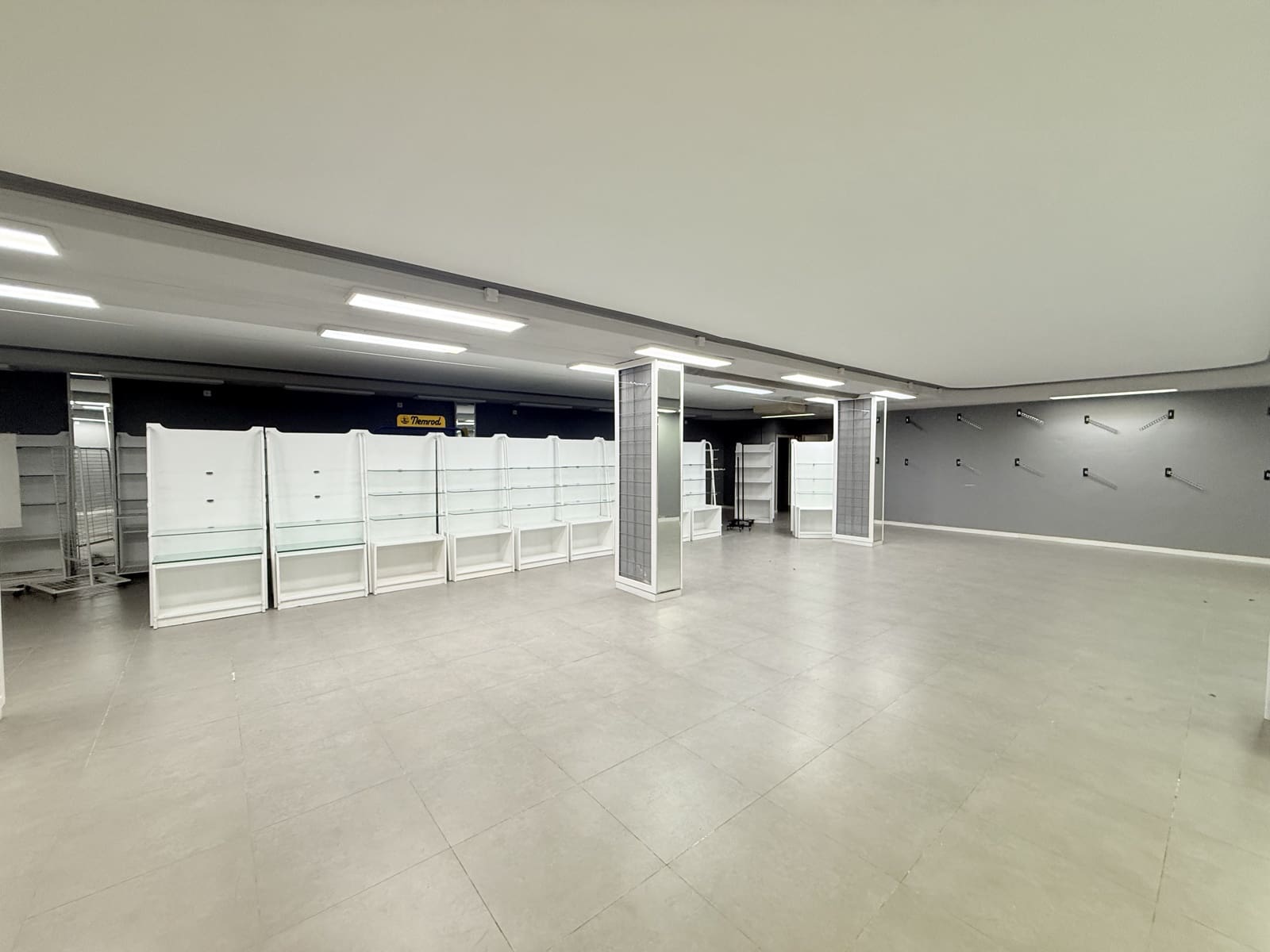 Commercial for rent in Cala d'en Bou - € 3,000 (Ref: 9591700)