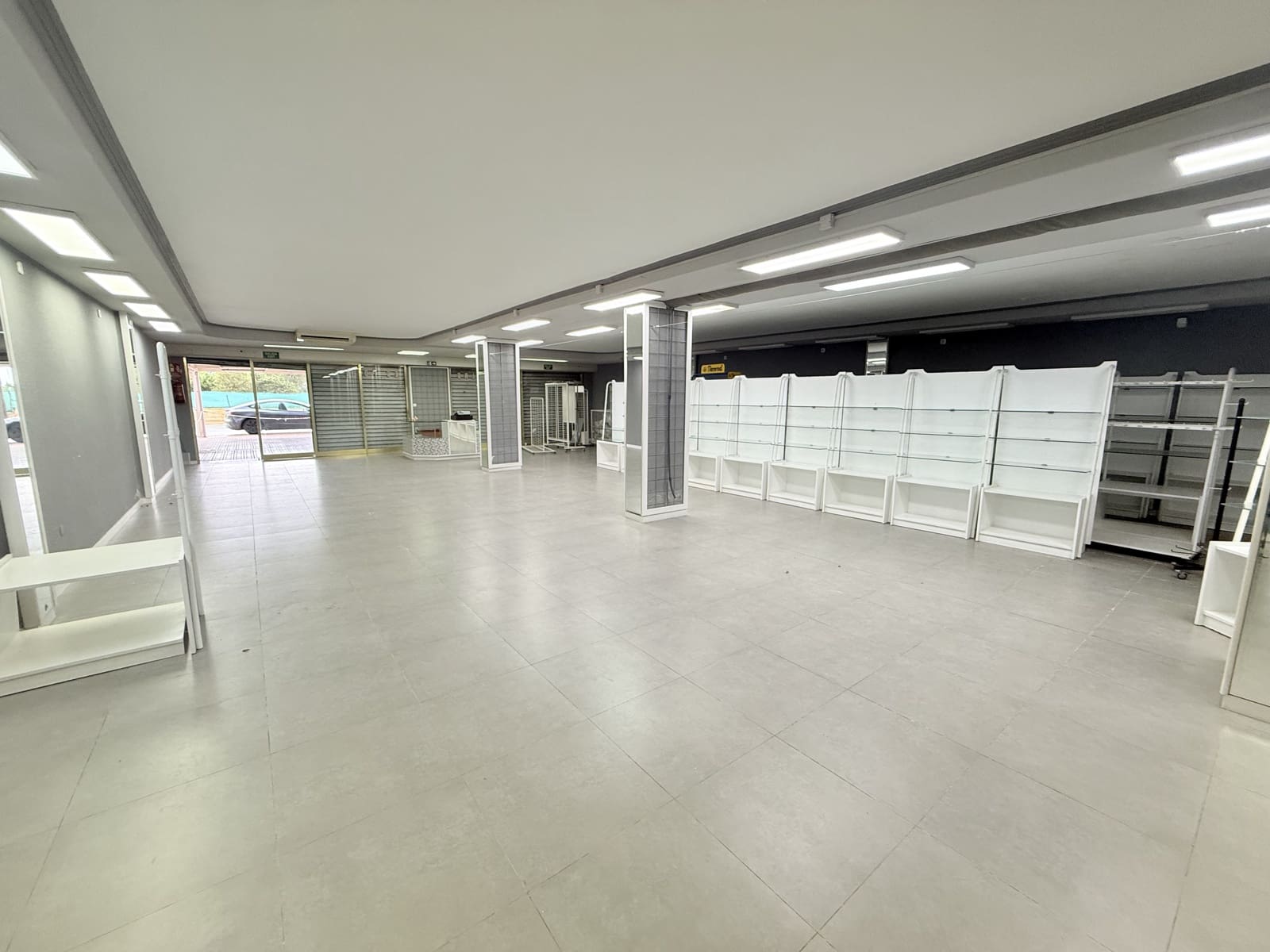 Commercial for rent in Cala d'en Bou - € 3,000 (Ref: 9591700)