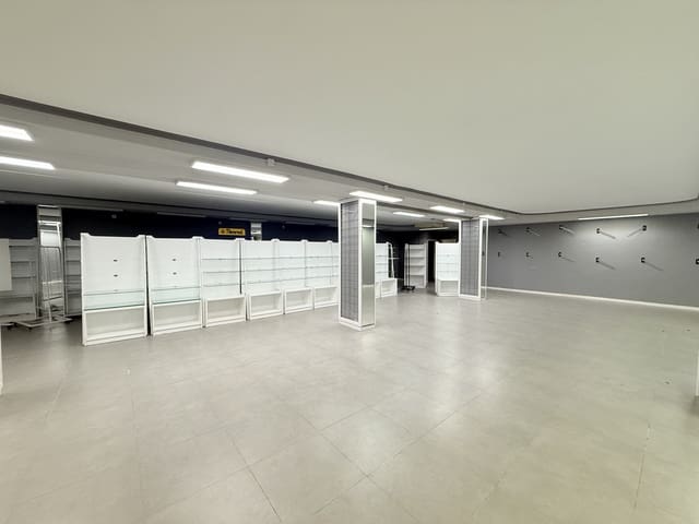 Comercial para arrendar em Cala d'en Bou, San Jose / Sant Josep de Sa Talaia - 3 000 € (Ref: 9591700)