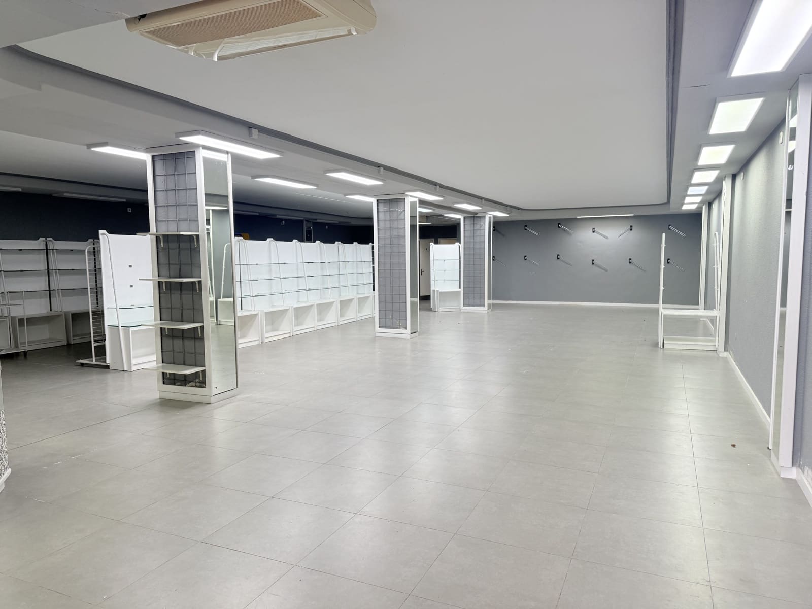 Commercial for rent in Cala d'en Bou - € 3,000 (Ref: 9591700)