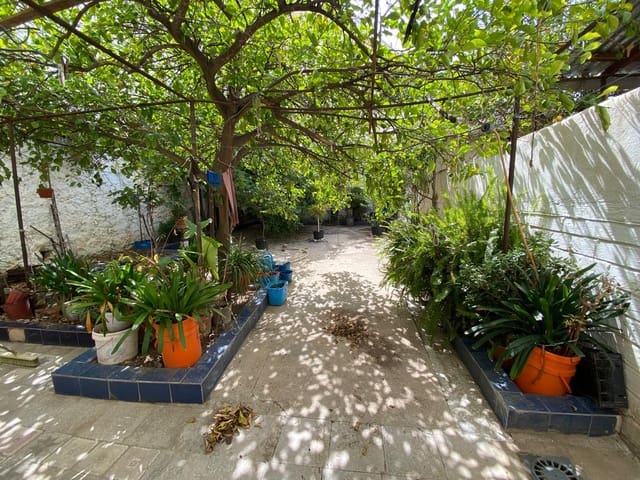 Hus til salgs i Martos med garasje - € 119 000 (Ref: 9030382)