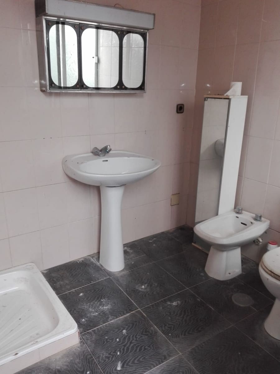 6 bedroom Townhouse for sale in Torredonjimeno with garage - € 79,900 (Ref: 9357589)