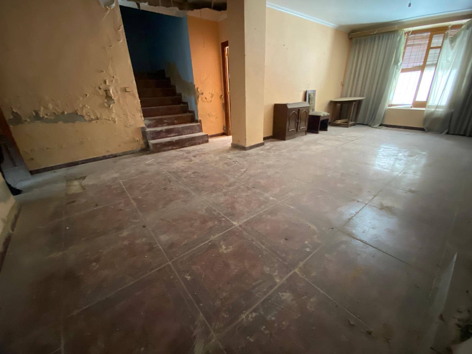 6 bedroom Townhouse for sale in Torredonjimeno with garage - € 79,900 (Ref: 9357589)