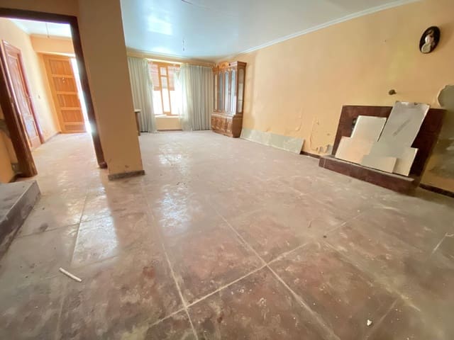 6 bedroom Townhouse for sale in Torredonjimeno with garage - € 79,900 (Ref: 9357589)