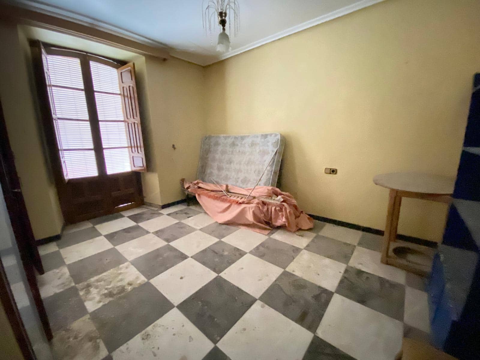 6 bedroom Townhouse for sale in Torredonjimeno with garage - € 79,900 (Ref: 9357589)