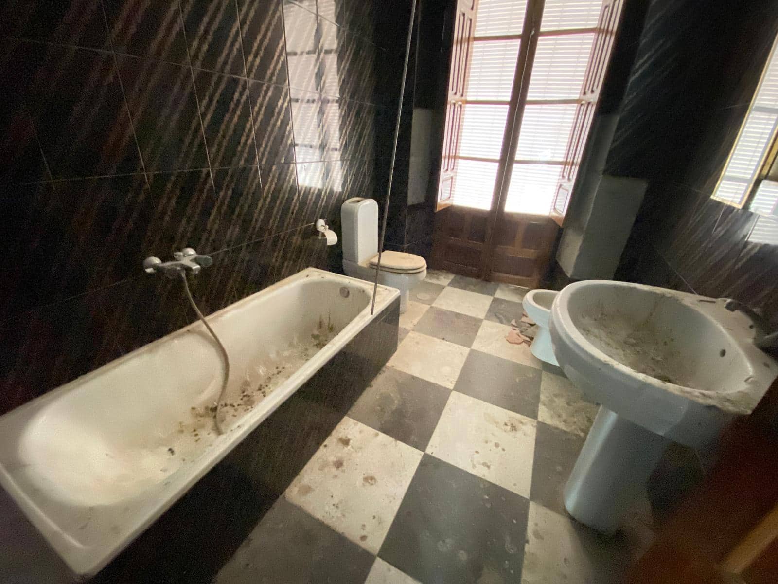 6 bedroom Townhouse for sale in Torredonjimeno with garage - € 79,900 (Ref: 9357589)