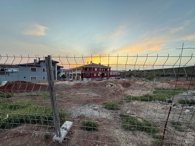 Grunde uden byggetilladelser til salg i Martos - € 499.900 (Ref: 9395490)