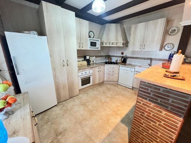 4 makuuhuone Omakotitalo myytävänä paikassa Martos mukana uima-altaan - 265 000 € (Ref: 9523538)