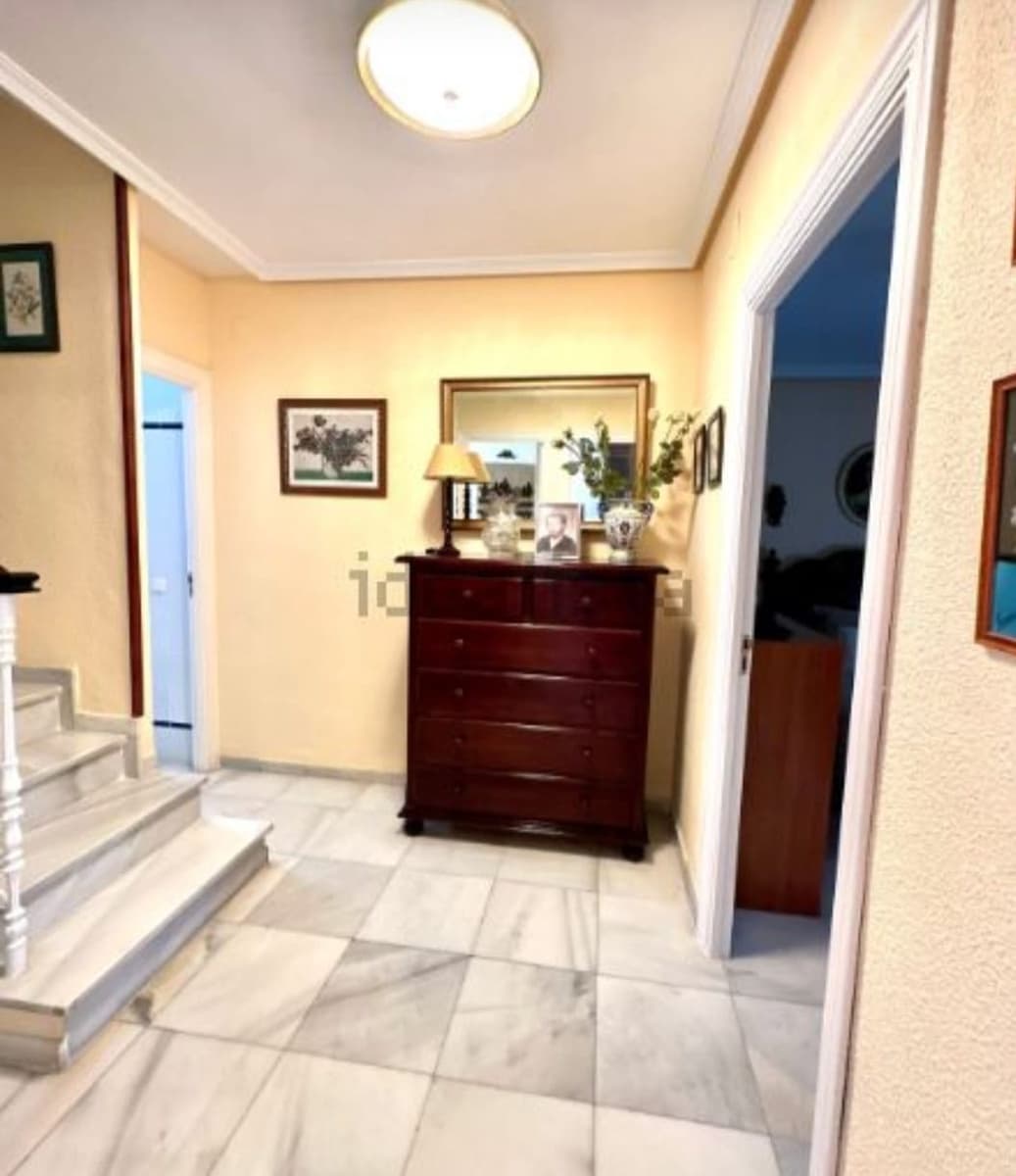 5 soveværelse Semi-Rækkehus til salg i Malaga by med swimmingpool garage - € 824.000 (Ref: 9203431)