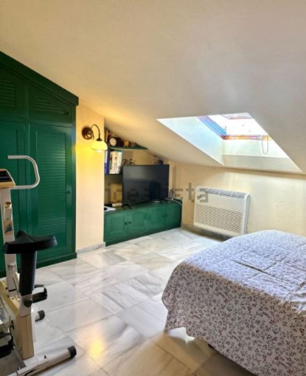 5 soveværelse Semi-Rækkehus til salg i Malaga by med swimmingpool garage - € 824.000 (Ref: 9203431)