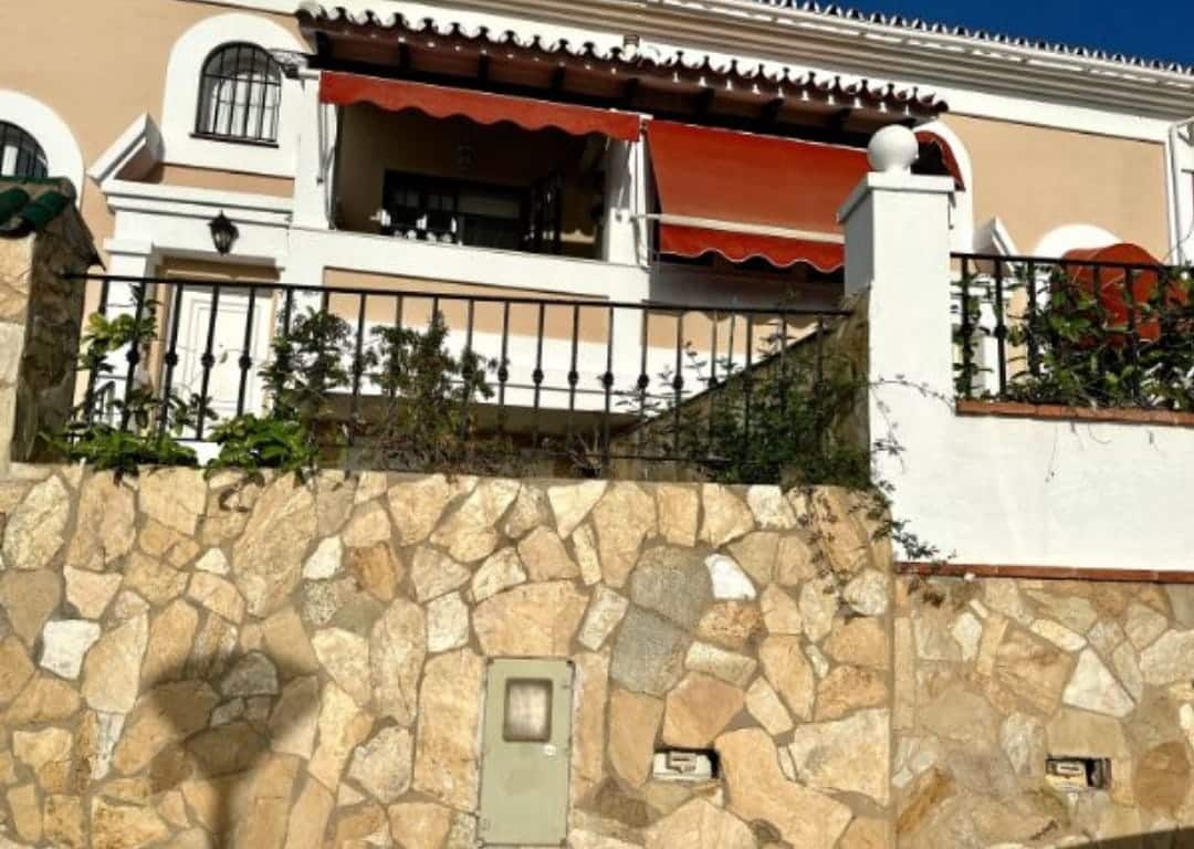5 soveværelse Semi-Rækkehus til salg i Malaga by med swimmingpool garage - € 824.000 (Ref: 9203431)