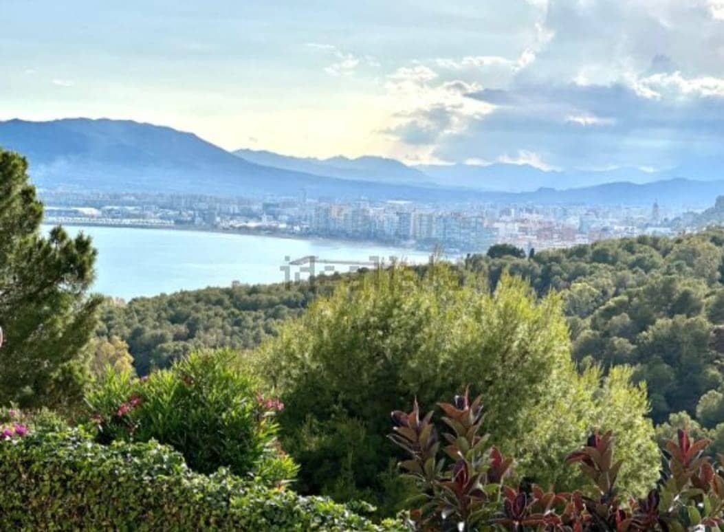 5 soveværelse Semi-Rækkehus til salg i Malaga by med swimmingpool garage - € 824.000 (Ref: 9203431)