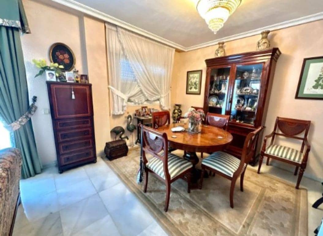 5 soveværelse Semi-Rækkehus til salg i Malaga by med swimmingpool garage - € 824.000 (Ref: 9203431)