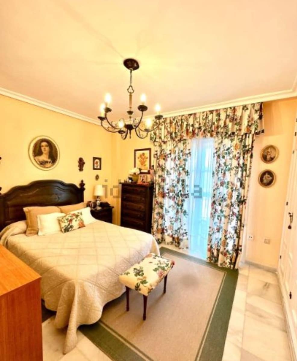 5 soveværelse Semi-Rækkehus til salg i Malaga by med swimmingpool garage - € 824.000 (Ref: 9203431)