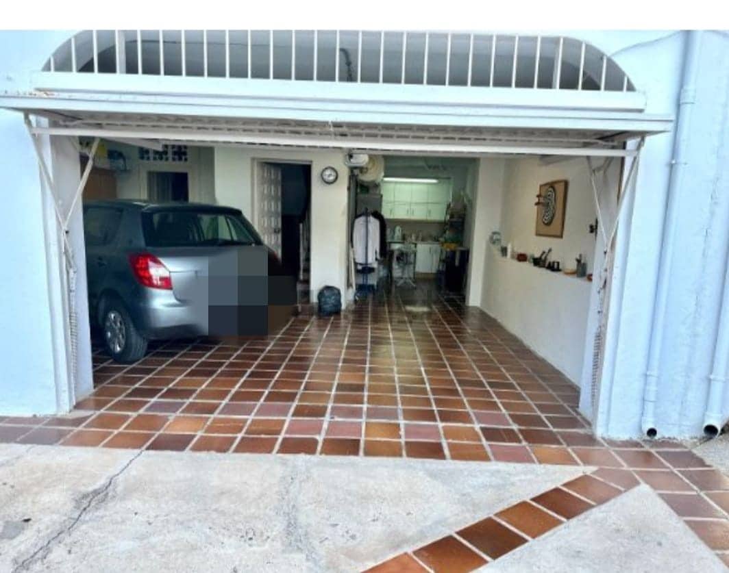 5 soveværelse Semi-Rækkehus til salg i Malaga by med swimmingpool garage - € 824.000 (Ref: 9203431)