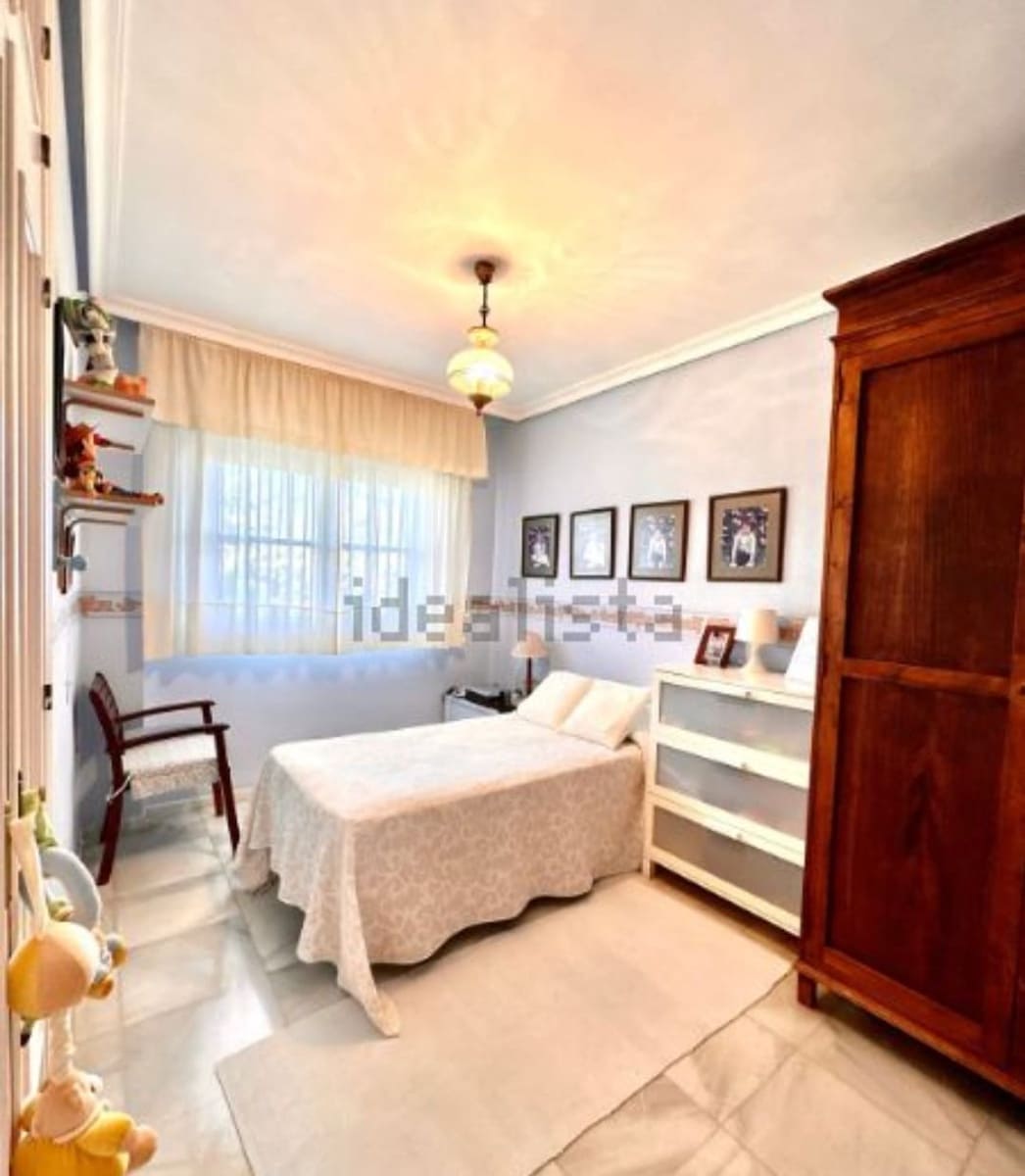 5 soveværelse Semi-Rækkehus til salg i Malaga by med swimmingpool garage - € 824.000 (Ref: 9203431)