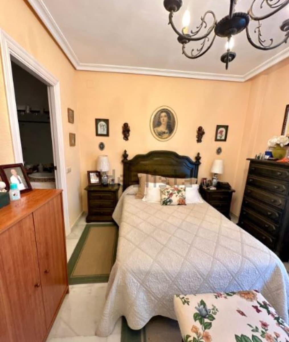 5 soveværelse Semi-Rækkehus til salg i Malaga by med swimmingpool garage - € 824.000 (Ref: 9203431)