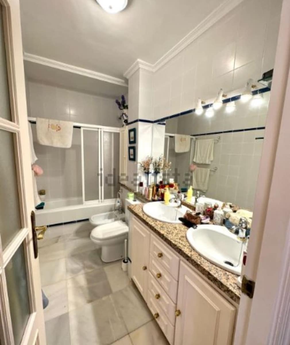 5 soveværelse Semi-Rækkehus til salg i Malaga by med swimmingpool garage - € 824.000 (Ref: 9203431)