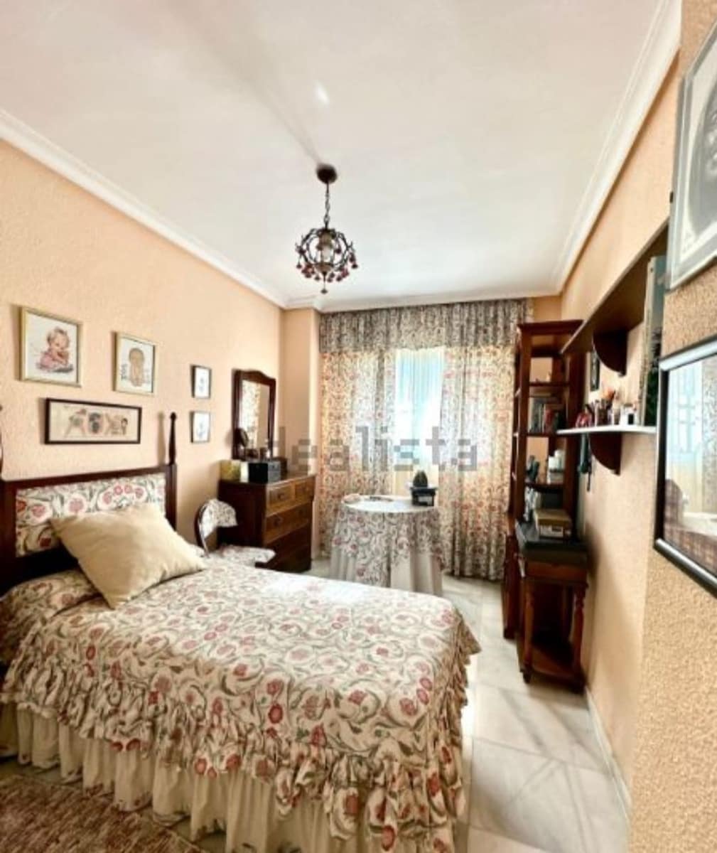 5 soveværelse Semi-Rækkehus til salg i Malaga by med swimmingpool garage - € 824.000 (Ref: 9203431)