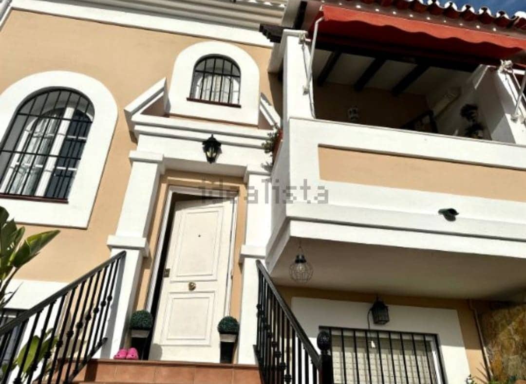 5 soveværelse Semi-Rækkehus til salg i Malaga by med swimmingpool garage - € 824.000 (Ref: 9203431)