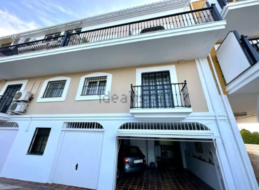 5 soveværelse Semi-Rækkehus til salg i Malaga by med swimmingpool garage - € 824.000 (Ref: 9203431)