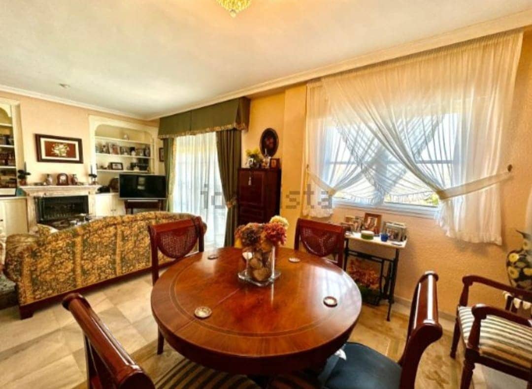 5 soveværelse Semi-Rækkehus til salg i Malaga by med swimmingpool garage - € 824.000 (Ref: 9203431)