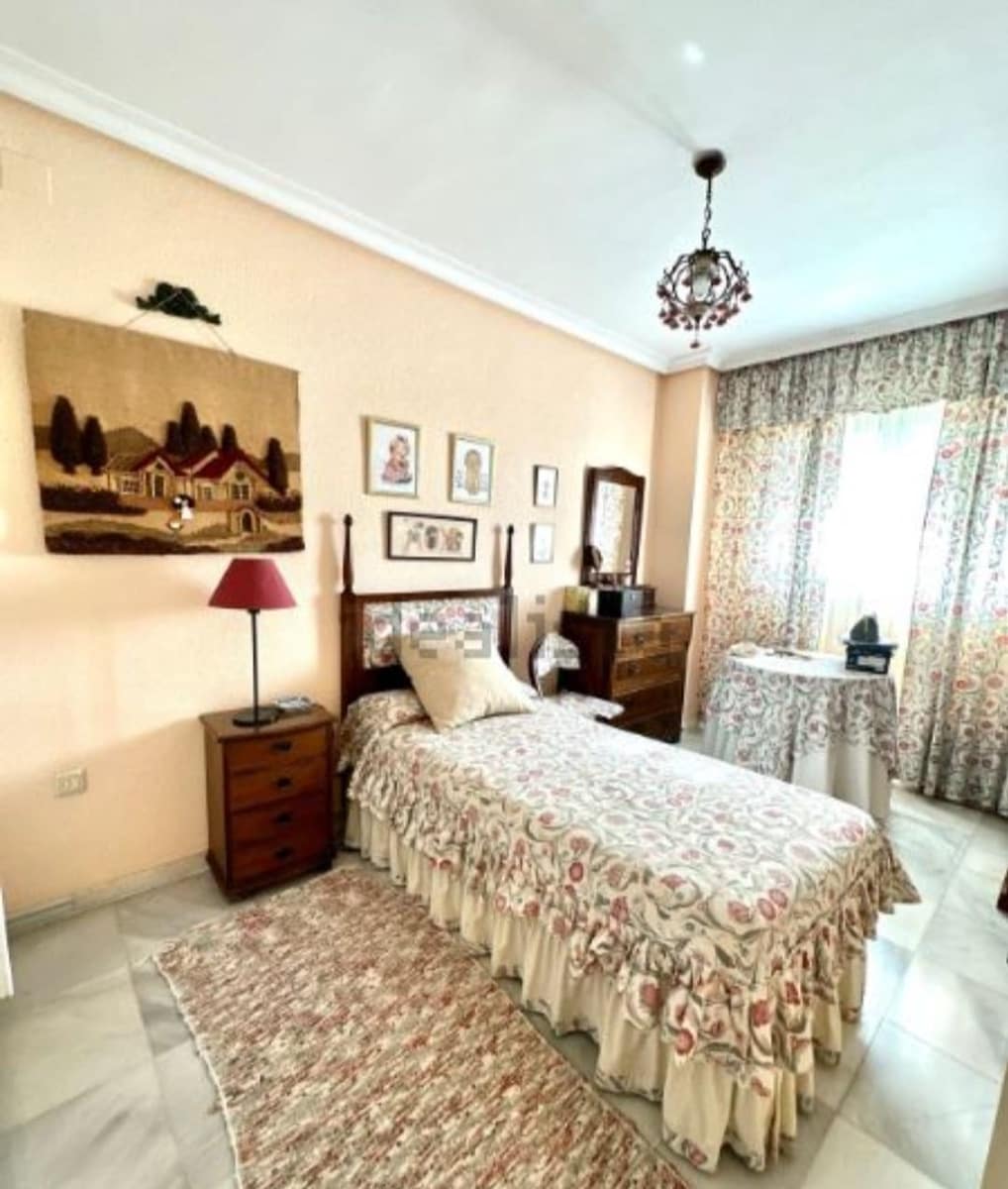 5 soveværelse Semi-Rækkehus til salg i Malaga by med swimmingpool garage - € 824.000 (Ref: 9203431)