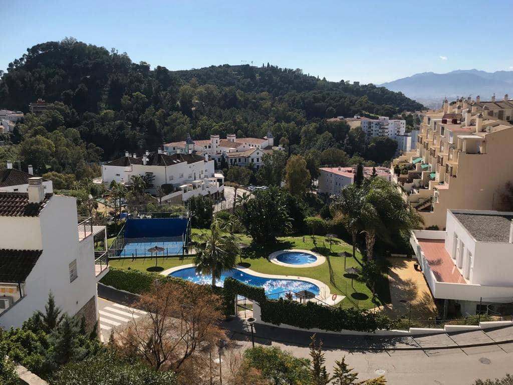 5 soveværelse Semi-Rækkehus til salg i Malaga by med swimmingpool - € 1.098.000 (Ref: 9216652)
