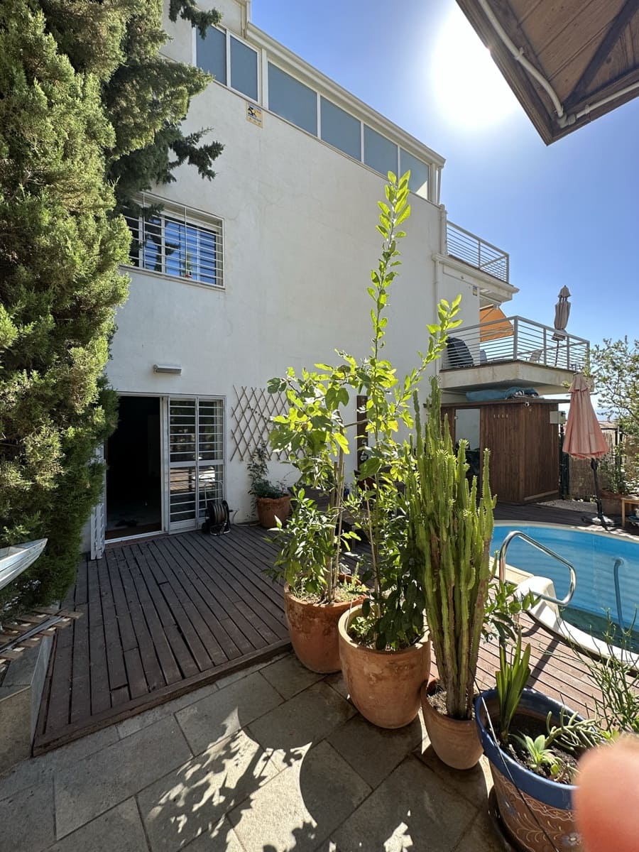 5 soveværelse Semi-Rækkehus til salg i Malaga by med swimmingpool - € 1.098.000 (Ref: 9216652)