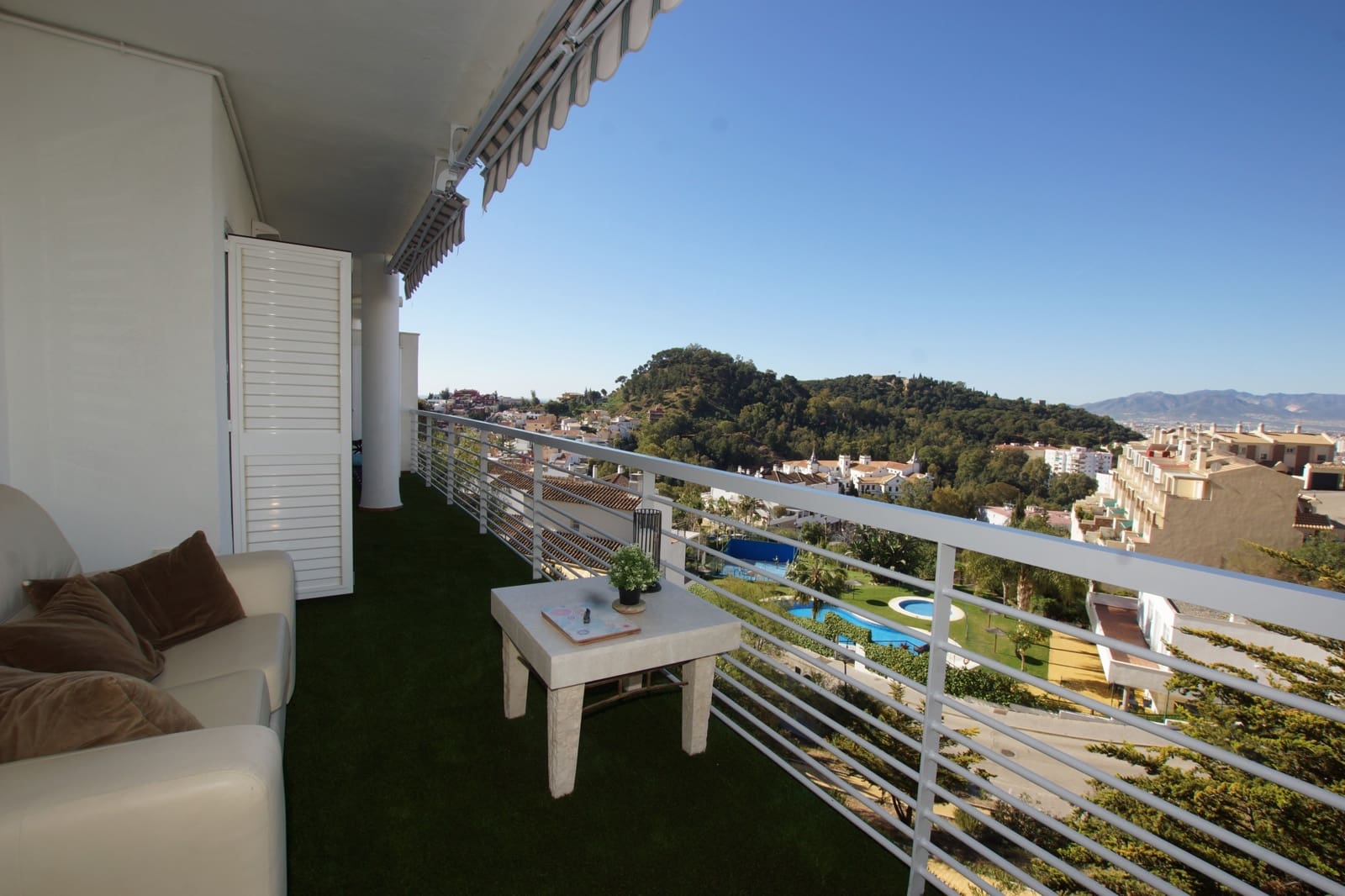 5 soveværelse Semi-Rækkehus til salg i Malaga by med swimmingpool - € 1.098.000 (Ref: 9216652)