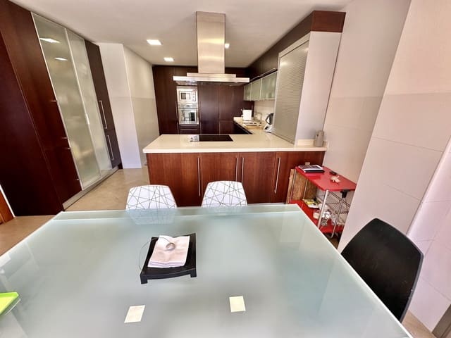 5 makuuhuone Omakotitalo myytävänä paikassa Lomas de San Anton, Málaga kaupunki mukana uima-altaan 
autotalli - 1 290 000 € (Ref: 9216655)