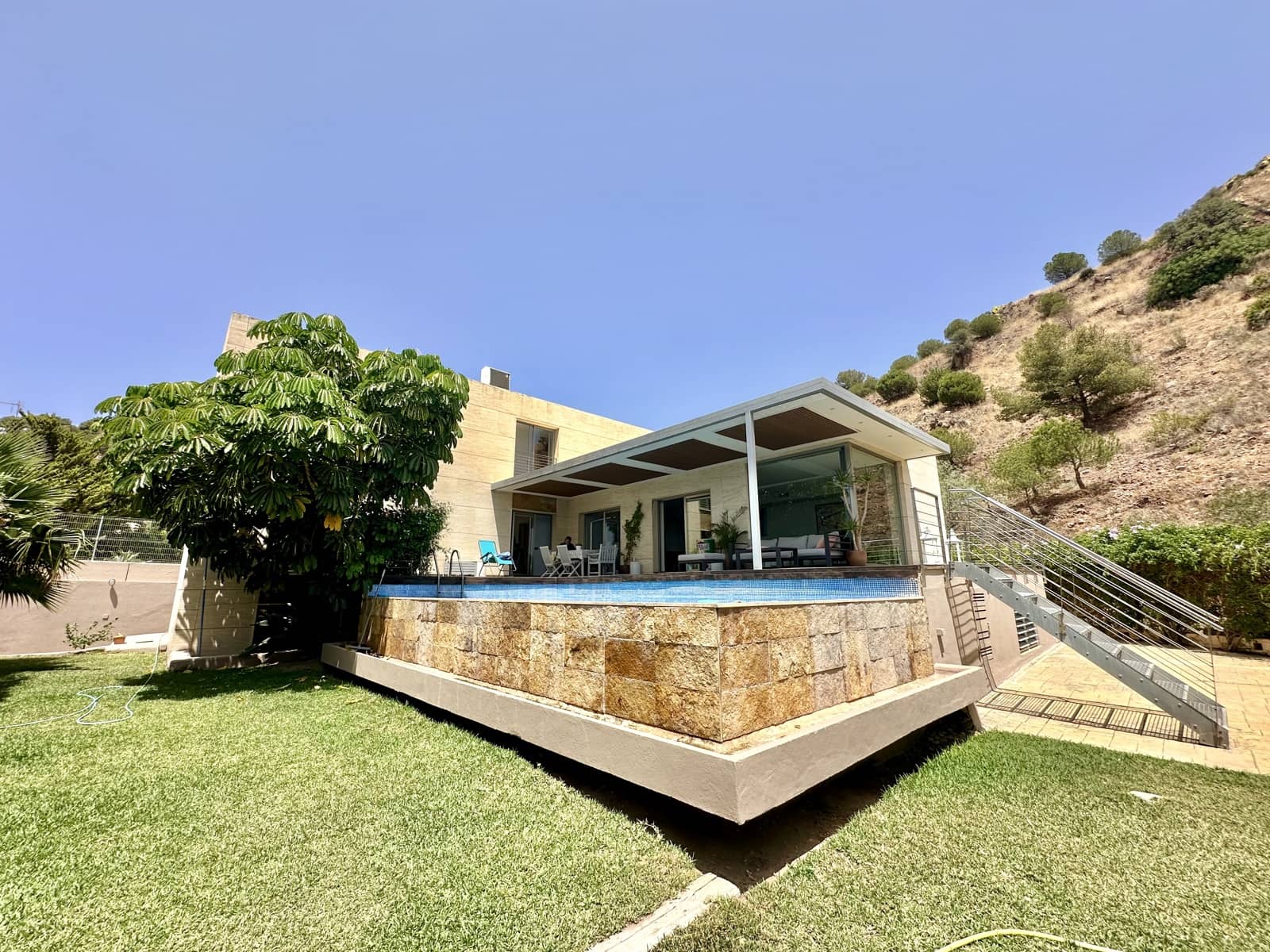 5 soveværelse Byhus til salg i Malaga by med swimmingpool garage - € 1.290.000 (Ref: 9216655)