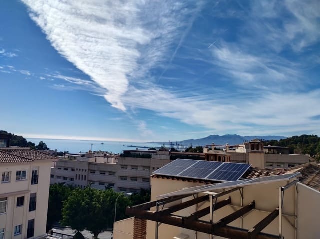 6 makuuhuone Paritalo myytävänä paikassa Hacienda Clavero, Málaga kaupunki mukana uima-altaan 
autotalli - 1 200 000 € (Ref: 9216657)