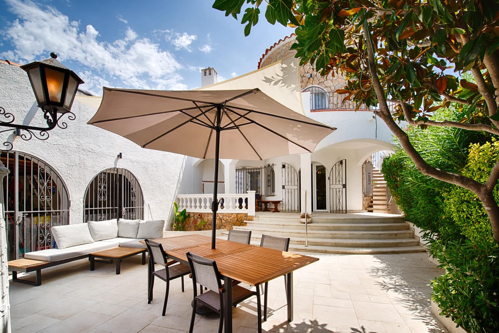 3 bedroom Villa for sale in Empuriabrava with garage - € 880,000 (Ref: 10019376)