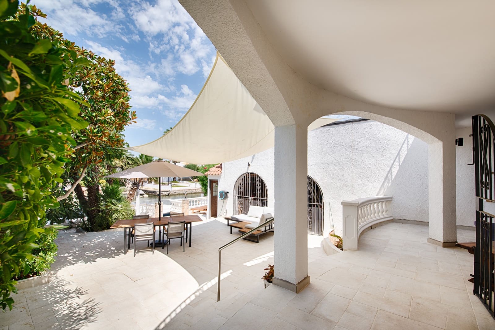 3 bedroom Villa for sale in Empuriabrava with garage - € 880,000 (Ref: 10019376)