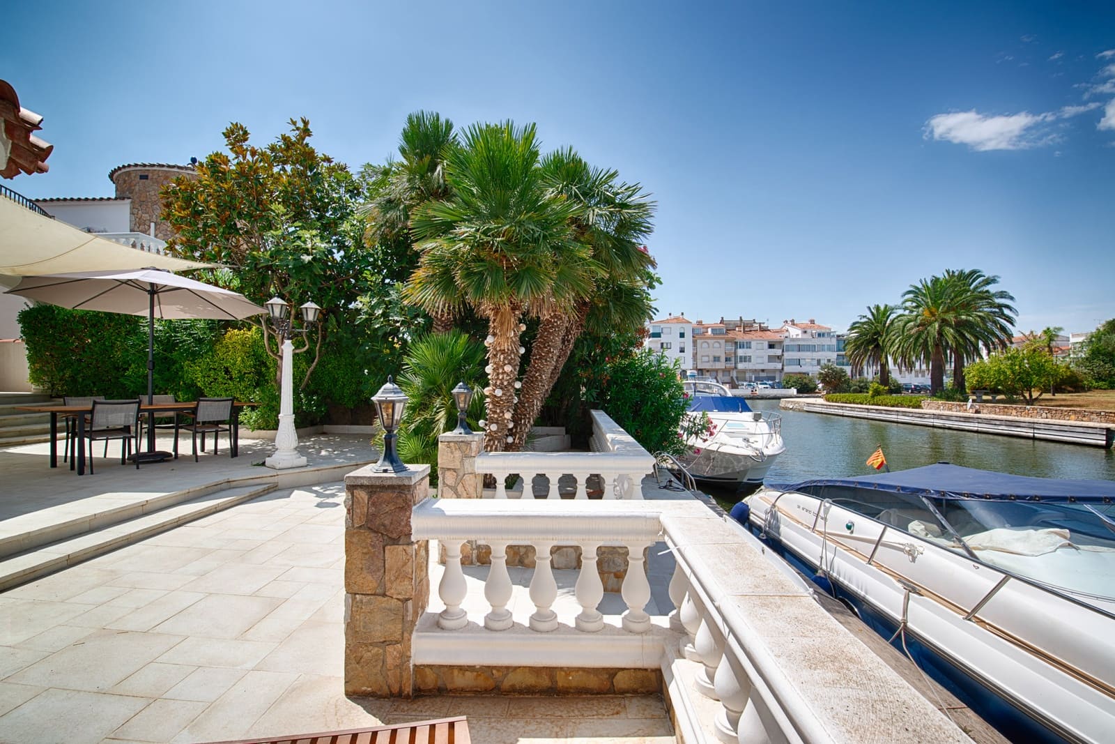 3 bedroom Villa for sale in Empuriabrava with garage - € 880,000 (Ref: 10019376)