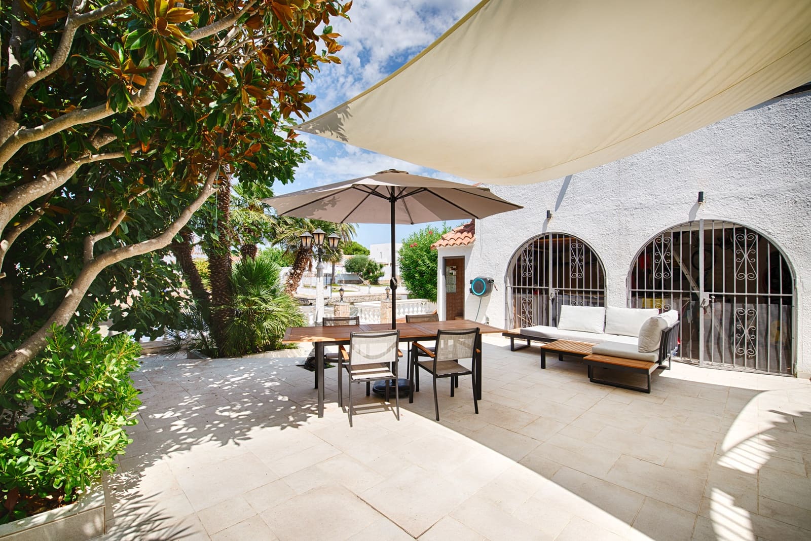 3 bedroom Villa for sale in Empuriabrava with garage - € 880,000 (Ref: 10019376)
