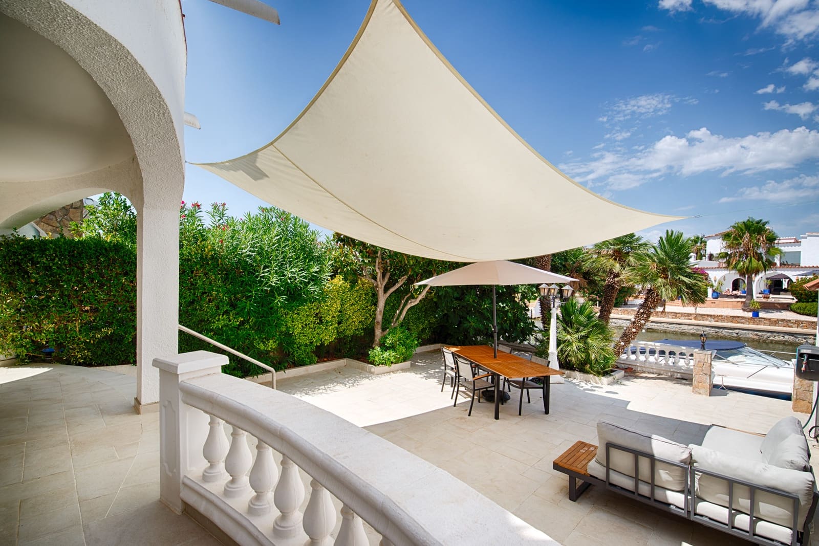 3 bedroom Villa for sale in Empuriabrava with garage - € 880,000 (Ref: 10019376)