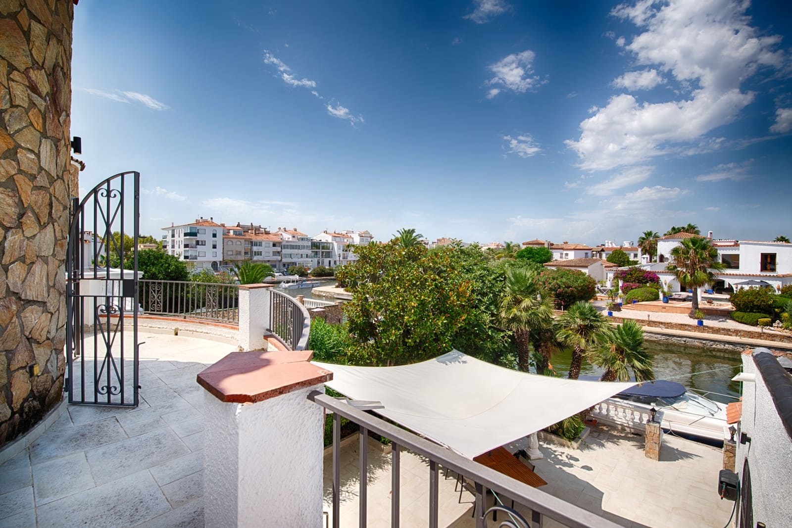 3 bedroom Villa for sale in Empuriabrava with garage - € 880,000 (Ref: 10019376)