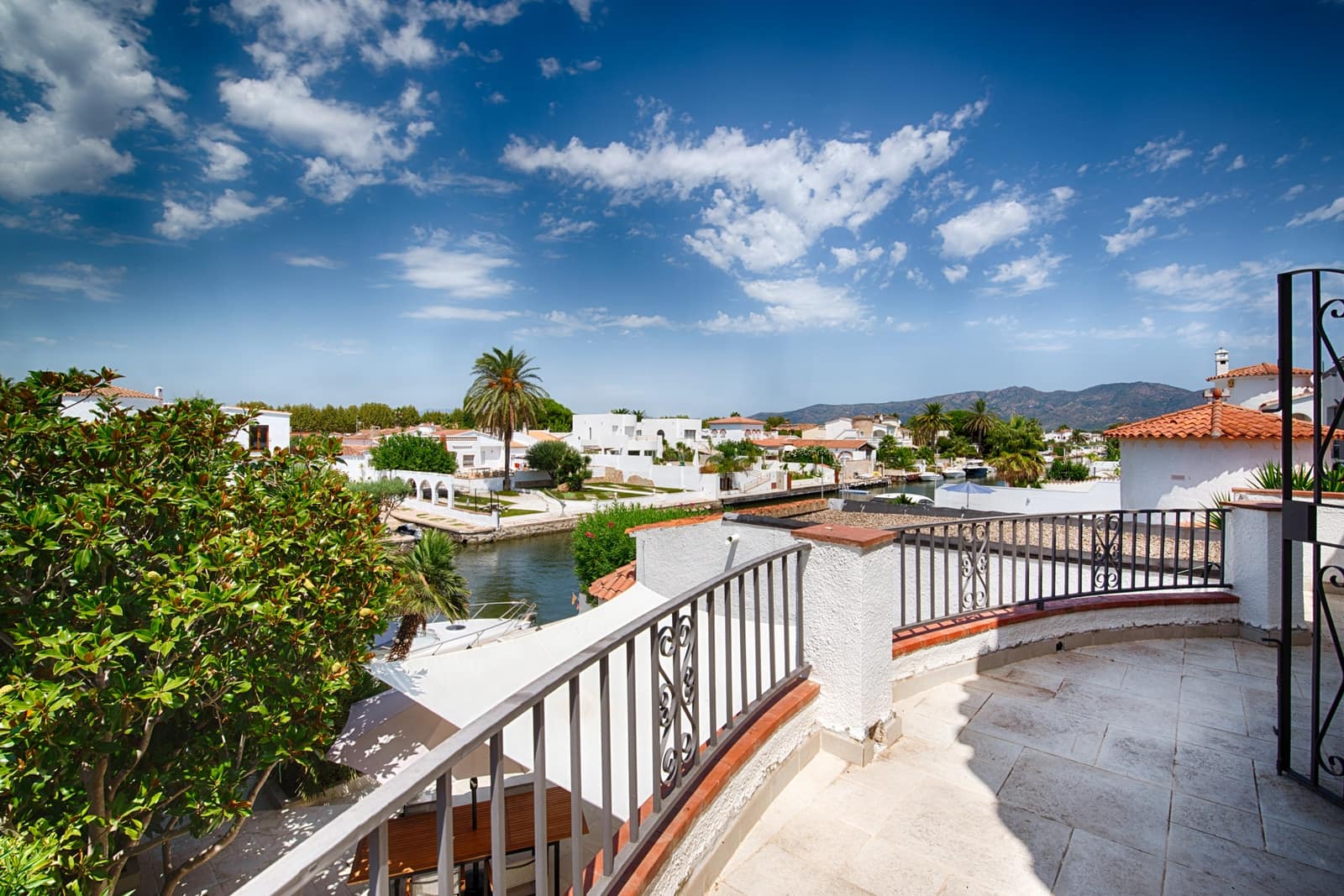3 bedroom Villa for sale in Empuriabrava with garage - € 880,000 (Ref: 10019376)